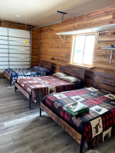 The Wandering Moose Cabin, close to West Yellowstone, Single Level, Hot Tub