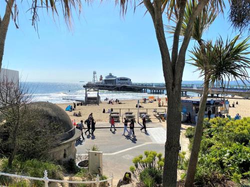 Strand, En-suite room near forest & sea, free breakfast with fridge, microwave and TV in Hordle
