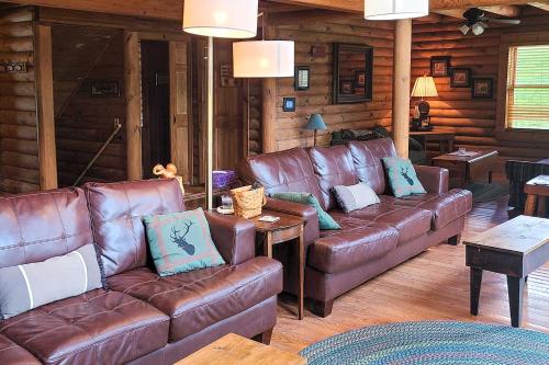 Underwood Home with 40 Acres Fire Pit, Private Lake in Σκοτσμπεργκ(Ιντιάνα)