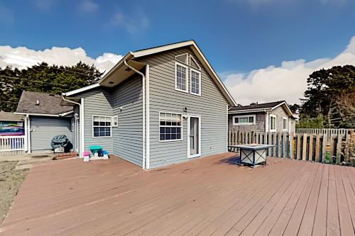 3-Suite Charmer - Wraparound Deck Walk to Beach home - main image