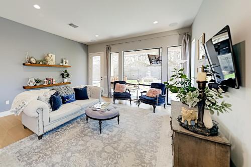 Luxe Barton Hills Gem - Loft & Backyard Oasis townhouse - image 2