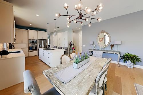 Luxe Barton Hills Gem - Loft & Backyard Oasis townhouse - image 5