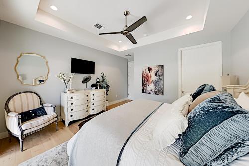 Luxe Barton Hills Gem - Loft & Backyard Oasis townhouse - image 6