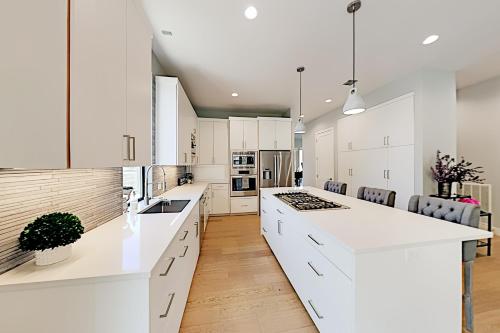 Luxe Barton Hills Gem - Loft & Backyard Oasis townhouse - image 8