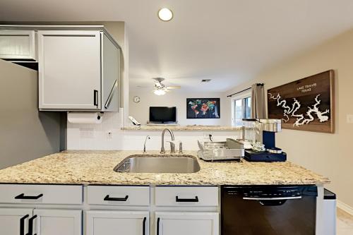 Ideal Getaway - Private Hot Tub - Walk to Lake home - image 6