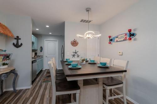 Recently Renovated 2nd Floor Unit with Balcony BBQ Grill & Access to Community Pool! condo - image 2