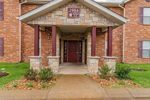 Recently Renovated 2nd Floor Unit with Balcony BBQ Grill & Access to Community Pool! condo - main image