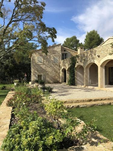 MAS DES LUNES - Remodeled luxury villa surrounded by gardens and a private pool gîte à louer Beaumettes