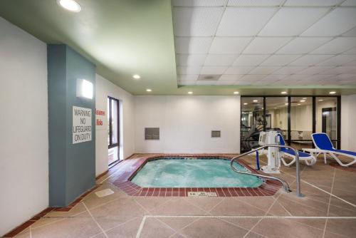 Holiday Inn Express Hotel & Suites Louisville East, an IHG Hotel