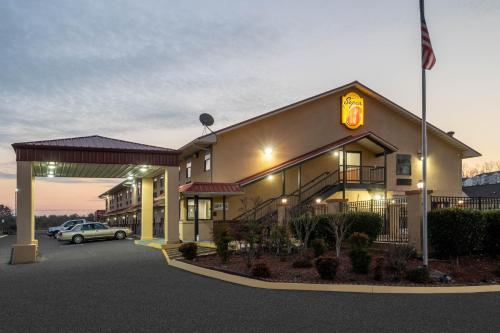 Super 8 by Wyndham Cleveland - image 5