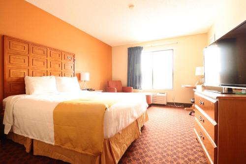Days Inn by Wyndham Black River Falls - Access to ATV Trail - image 7