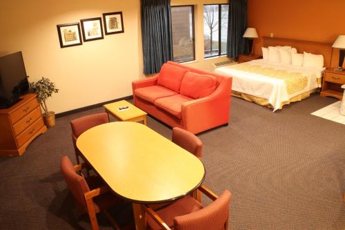 Days Inn by Wyndham Black River Falls - Access to ATV Trail