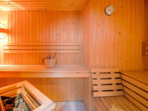 Alluring villa in Waimes with sauna and terrace - image 4