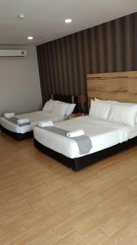 Roomy Suite With Hotel Decorate at Bangi