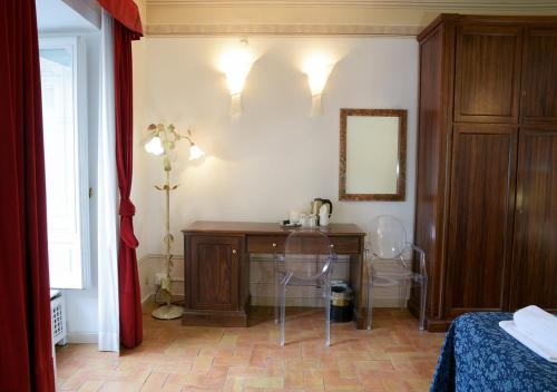 Deluxe Suite with City View image 8