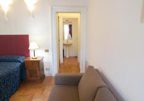 Deluxe Suite with City View image 6
