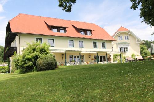  Landhaus Strussnighof, Pension in Pörtschach am Wörthersee