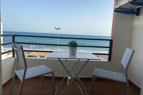 Maravilloso apartamento en primera linea de playa con vistas al mar en Caleta de Vélez 2 D