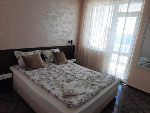 Double or Twin Room with Sea View image 8