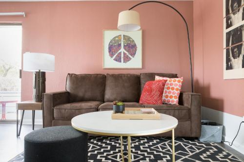 WanderJaunt - Luxe Apts in North Austin - image 5