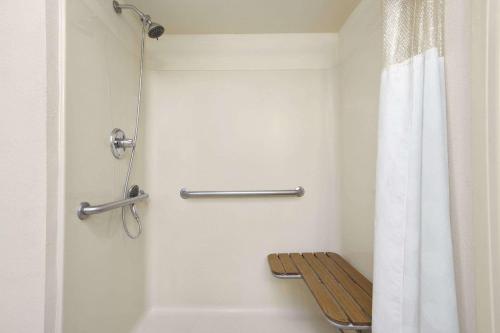 Days Inn By Wyndham Lexington-Columbia in Lexington, USA