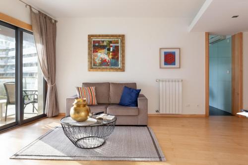ALTIDO Superb Apt with Terrace, Pool and Spa in Cascais
