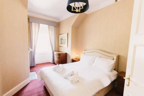 Wallace Apartment - A unique apartment in countryside park with WIFI and access to bar and pool in Dunkeld