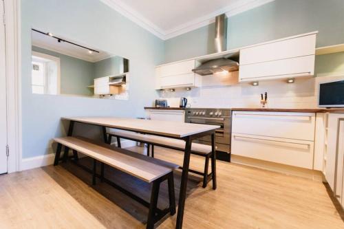 Konyha, Wallace Apartment - A unique apartment in countryside park with WIFI and access to bar and pool in Dunkeld