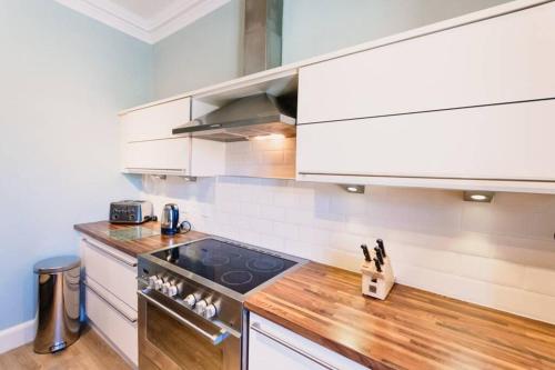 Wallace Apartment - A unique apartment in countryside park with WIFI and access to bar and pool in Dunkeld