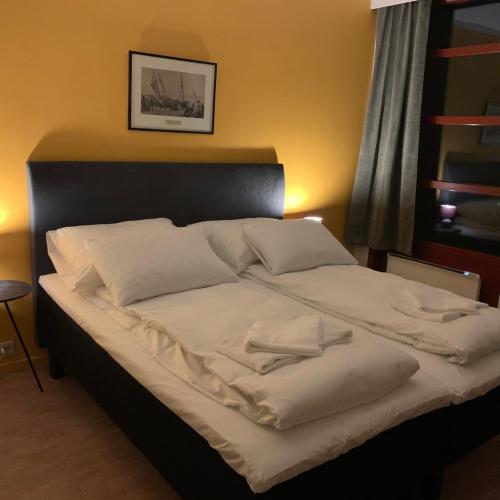 2 twin beds