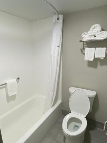 Days Inn by Wyndham Newnan - image 3