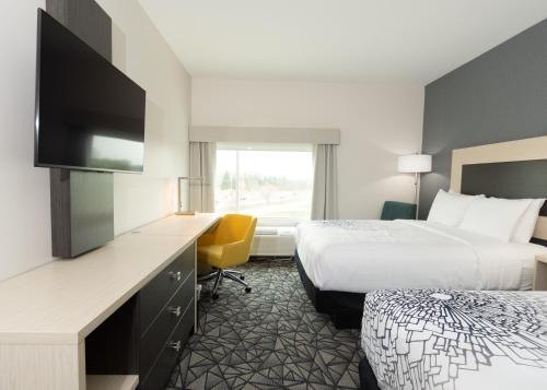 La Quinta Inn & Suites by Wyndham Shorewood - image 10