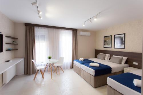 3 twin beds