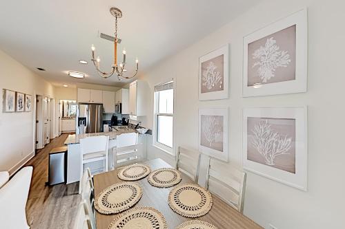 Hidden Lakes Gem - Balcony & Pool - Walk to Beach condo - image 6