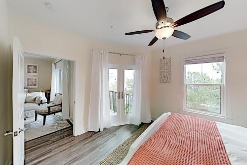 Hidden Lakes Gem - Balcony & Pool - Walk to Beach condo - image 8