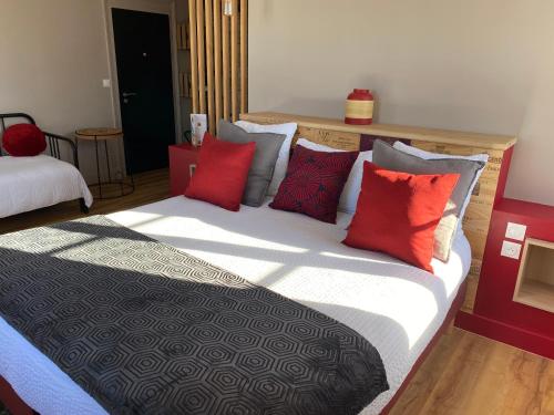 1 queen bed, 2 twin beds