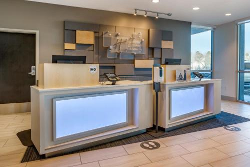 Lobby, Holiday Inn Express and Suites Phoenix Dwtn - State Capitol By IHG near Japanese Friendship Garden of Phoenix
