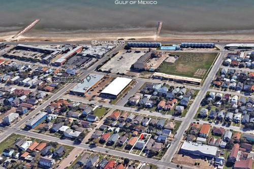 Galveston Escapes - Walk to Beach and Restaurants thumb 2