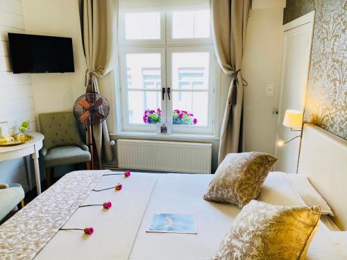 Standard Double Room image 6