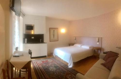 1 queen bed, 1 sofa bed