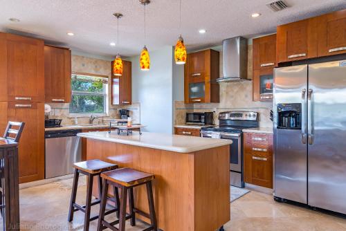 Highland Beach Retreat- Short walk to beach thumb 2