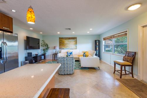 Highland Beach Retreat- Short walk to beach thumb 4