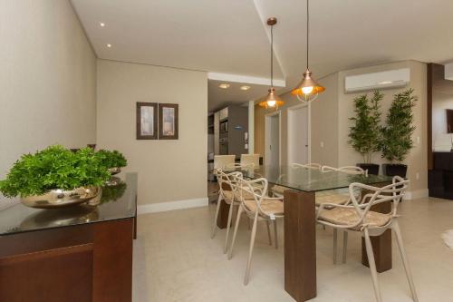 Boulevard Bombinhas 207 - Apto 3 dorms 6 pessoas Condominio com Piscina Climatizada e Jacuzzi