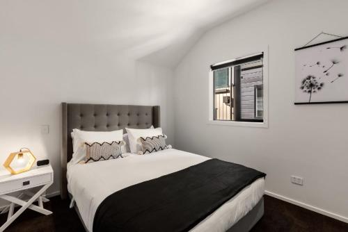 Alex Apt with onsite Gym and walk to town