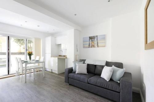 MODERN 2 BED CONTEMPORARY GARDEN FLAT WITH.OWN ENTRANCE