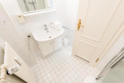 Apartment with Terrace image 8