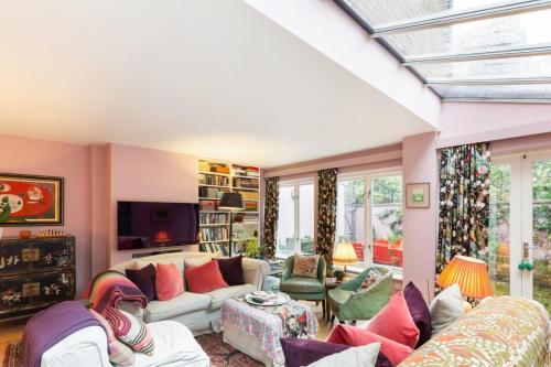 Lovely 4-Bedroom House near Portobello