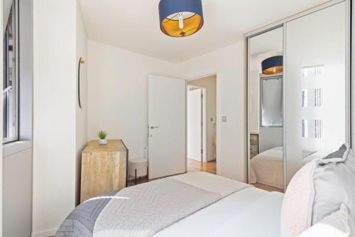 Chic 1 Bedroom Apartment with Balcony in Greenwich 7 minutes to Transport