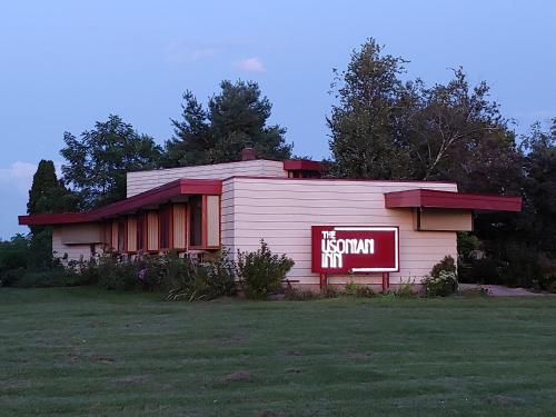 The Usonian Inn LLC - Accommodation - Spring Green