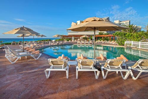 Exterior view of State of the Art Condos en la mejor Playa de Cancun frente a PLAZA LA ISLA